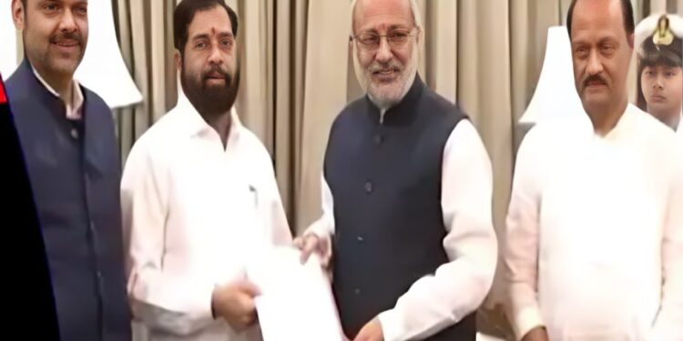 एकनाथ शिंदे यांचा राजीनामा, देवेंद्र फडणवीस-अजित पवारांच्या उपस्थितीत राजीनामा सोपवला!