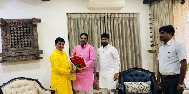 उद्योजक यतीन शहा यांची भेट घेऊन देवेंद्र कोठे यांनी केली सोलापूरच्या उद्योगविश्वावर चर्चा