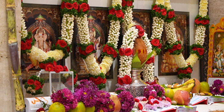 सोलापूर जिल्ह्यातील प्रतिष्ठित अशा व्ही.आर. पवार सारीज शोरूम मध्ये आज लक्ष्मीपूजन संपन्न झाले.