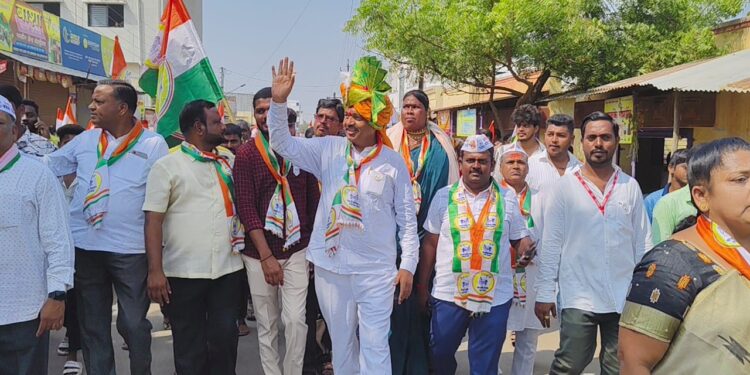 प्रभाग अकरा मध्ये घुमला तुतारीचा आवाज, ठिकठिकाणी औक्षण करून महेश कोठे यांचे जोरदार स्वागत