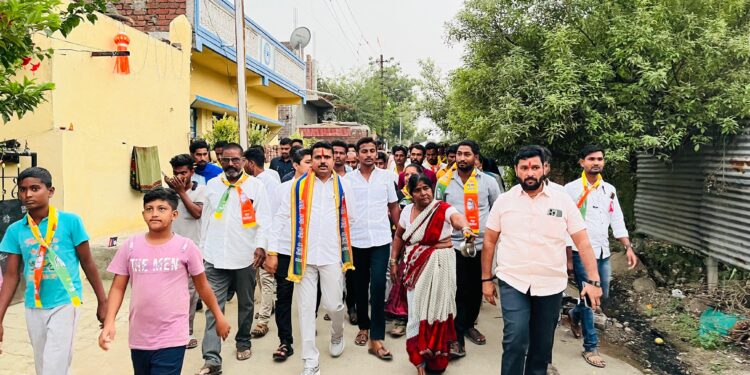 दक्षिणचे उमेदवार संतोष पवार यांनी जाणुन घेतल्या निलम नगर इथल्या अडचणी