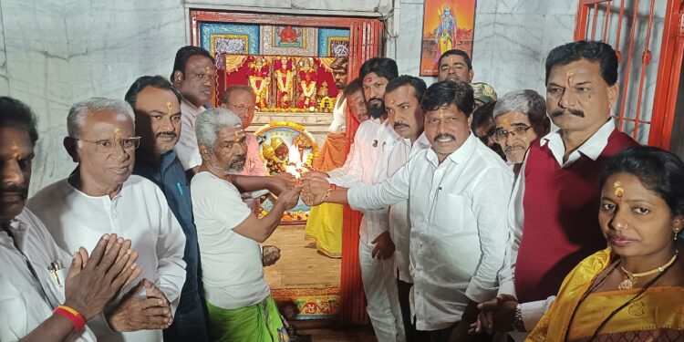 देवेंद्र कोठे यांच्या विजयासाठी भाजपा कार्यकर्त्यांकडून श्रीरामाची महाआरती