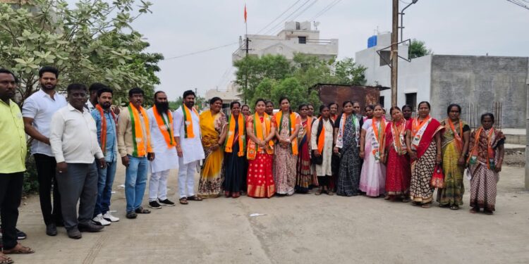 देवेंद्र कोठे यांच्या प्रचारार्थ किसन जाधव आणि नागेश गायकवाड यांचा होम टू होम प्रचारावर भर