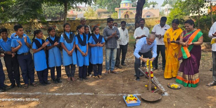 बालाजी अमाईन्सच्यावतीने  बेलाटी गावातील  शाळेत स्वच्छतागृहाचे भूमिपूजन