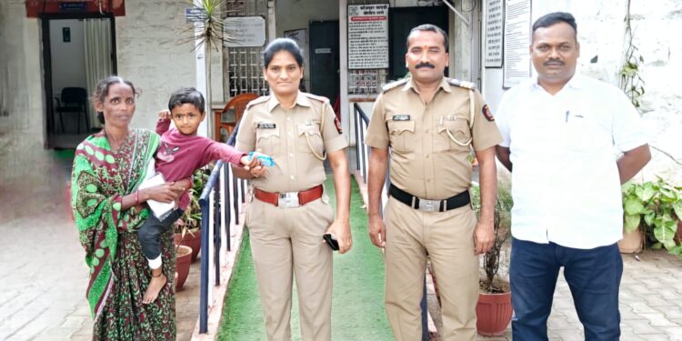 ऑपरेशन मुस्कान अंतर्गत सोलापुरातील फौजदार चावडी पोलिसांनी एका बालकाला त्वरित आई-वडिलांच्या ताब्यात दिले