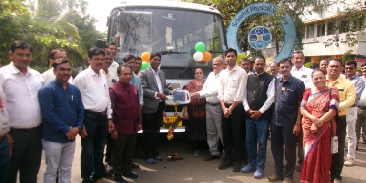 पुण्यश्लोक अहिल्यादेवी होळकर सोलापूर विद्यापीठास बालाजी अमाईन्सच्या वतीने सीएसआर अंर्तगत आयशर कंपनीची ४१ सीटर स्टाफ बस भेट