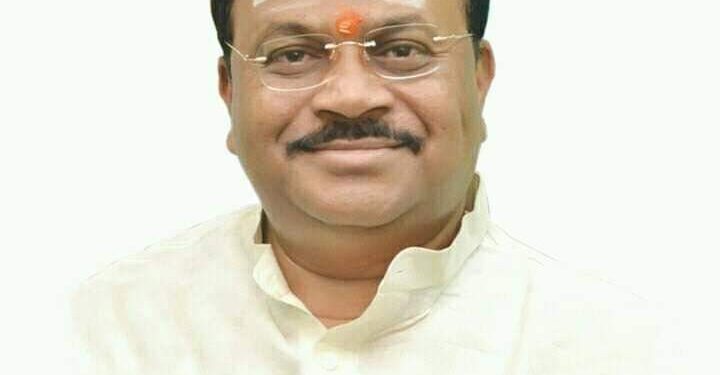 तहसिलदाराच्या मदतीने माजी आमदाराची फसवणुकतिघांविरूध्द गुन्हा दाखल