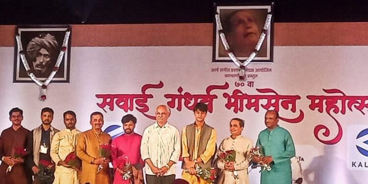 विराज जोशी यांनी किराणा घराण्याचा गायिलेल्या राग पुरीयाने रसिकांवर स्वरांची मोहिनी