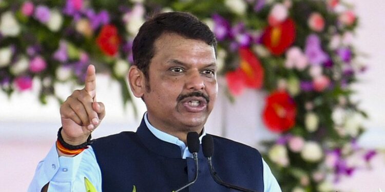 मुख्यमंत्री फडणवीसांच्या परवानगीनंतरच मंत्र्यांना खासगी सचिव आणि स्टाफ नेमता येणार