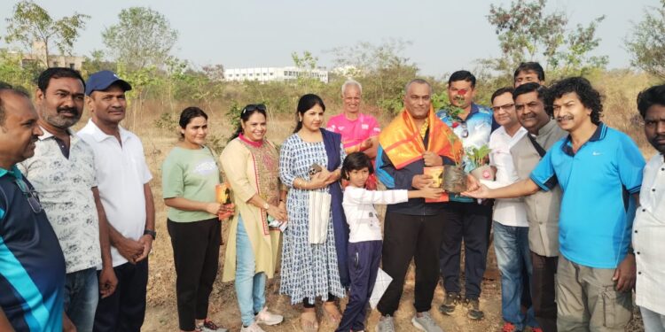 छत्रपती संभाजी तलाव येथील “रेल वन विहार” येथे झाडांचे संगोपन व कापडी पिशव्यांचे वाटप..