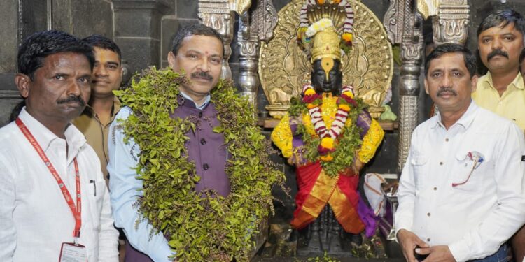 छत्रपती संभाजी नगर चे जिल्हाधिकारी दिलीप स्वामी यांनी श्री विठ्ठल रुक्मिणी मंदिरास भेट
