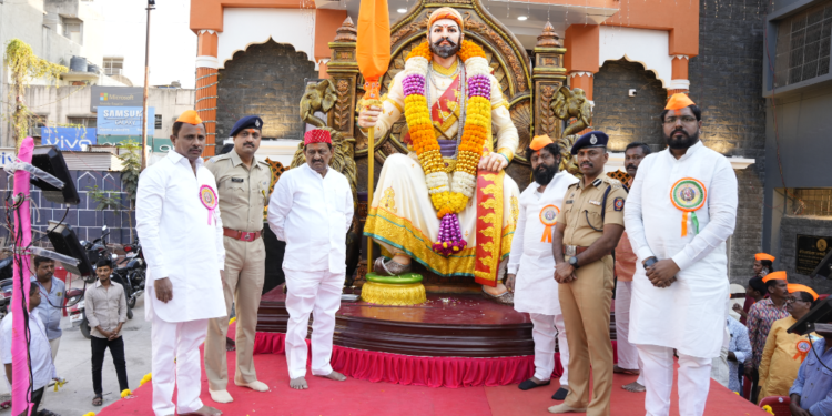 छत्रपती शिवाजी महाराजांच्या जयंतीनिमित्त जय शिवराय जय भवानीच्या घोषणाने पारंपरिक वाद्यांच्या गजरात मिरवणूक
