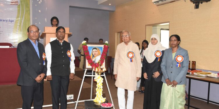 भाषेवर प्रभुत्व असणे आवश्यक: कुलगुरू प्रा. महानवर
