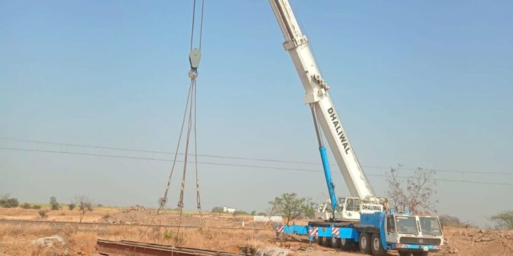 मध्य रेल्वे सोलापूर तर्फे बार्शी तालुक्यासाठी सिंचन पाईपलाईन क्रॉसिंगसाठी आरसीसी बॉक्स टाकण्याचे काम पूर्ण