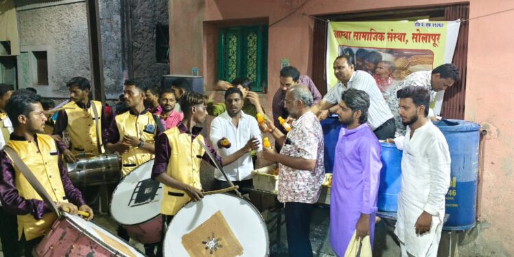 श्री स्वामी समर्थ महाराजांच्या 147 व्या पुण्यतिथीनिमित्त आस्था सामाजिक संस्थेच्या वतीने 1500 भक्तांना आमरस व थंड पेय वाटप