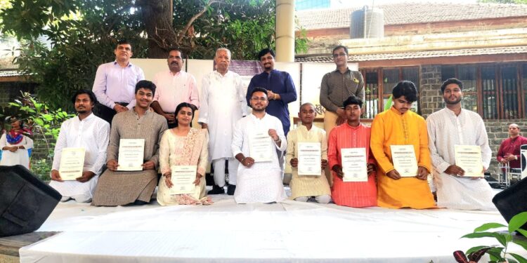 सुंद्रीवाद्य वादना साठी मयुरेश जाधव यास गुरुकुल प्रतिष्ठान ठाणे तर्फे पंडित हरिप्रसाद चौरसिया शिष्यवृत्ती प्रदान