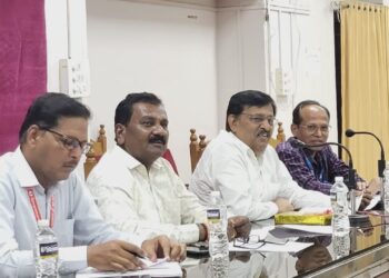 शेतकऱ्यांना स्वतःच्या पायावर उभे राहण्यासाठी बँकांनी सहकार्य करावे – आ.सुभाष देशमुख.