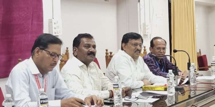 शेतकऱ्यांना स्वतःच्या पायावर उभे राहण्यासाठी बँकांनी सहकार्य करावे – आ.सुभाष देशमुख.