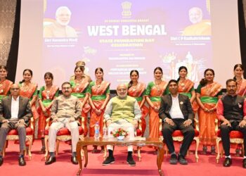 सोलापूर विद्यापीठाच्या विद्यार्थ्यांचा ‘राजभवन’मध्ये पश्चिम बंगालच्या लोकगीतांचा नृत्याविष्कार !राज्यपाल सी. पी. राधाकृष्णन यांनी केले विद्यार्थ्यांच्या कलेचे कौतुक !
