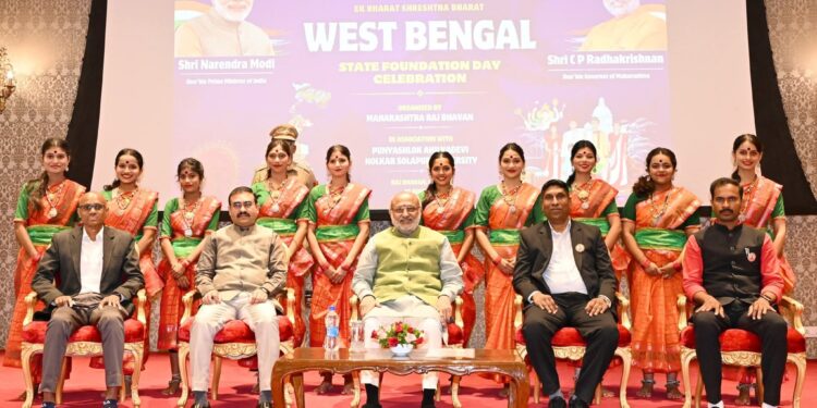 सोलापूर विद्यापीठाच्या विद्यार्थ्यांचा ‘राजभवन’मध्ये पश्चिम बंगालच्या लोकगीतांचा नृत्याविष्कार !राज्यपाल सी. पी. राधाकृष्णन यांनी केले विद्यार्थ्यांच्या कलेचे कौतुक !