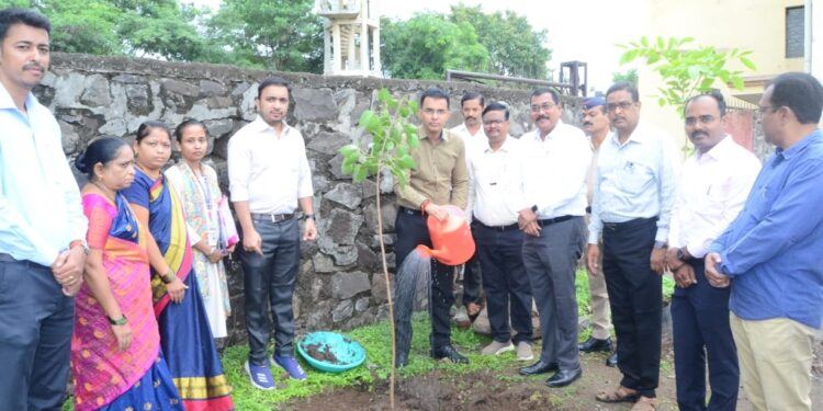 वृक्षारोपण मोहीम लोकचळवळ होण्याची गरज – आयुक्त डॉ सचिन ओम्बासे