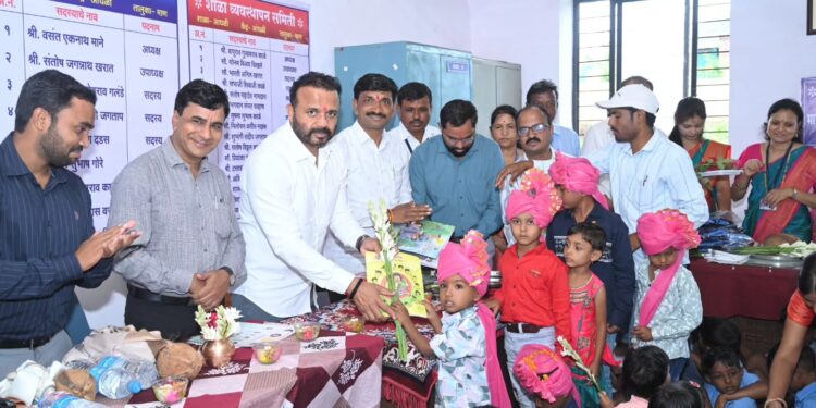 पालकमंत्री जयकुमार गोरे यांनी केले विद्यार्थ्यांचे स्वागत