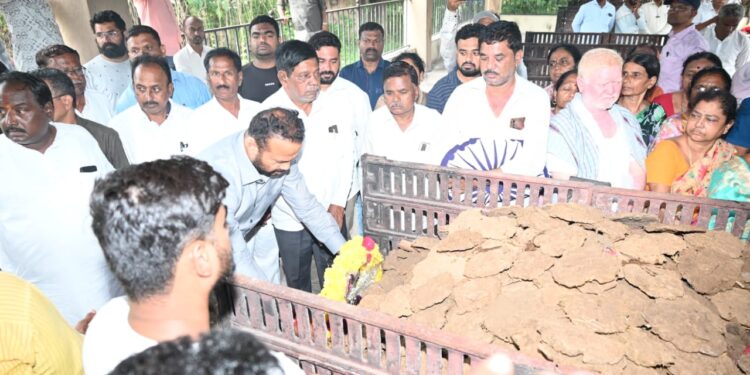अरण्यऋषी पद्मश्री मारुती चित्तमपल्ली यांच्या पार्थिवावर शासकीय इतमामात अंत्यसंस्कार