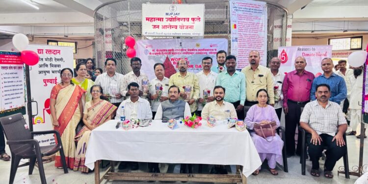 छत्रपती शिवाजी महाराज सर्वोपचार रुग्णालयात शतकवीर रक्तदात्यांचा झाला सन्मान