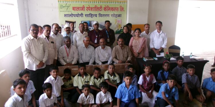 बालाजी स्पेशालिटी केमिकल्स लि कंपनीच्या सीएसआर अंर्तगत सोलापूर जिल्हयातील ८ शाळांना शालेय साहित्य वितरण