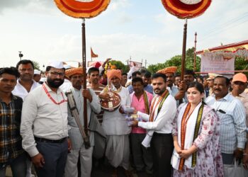 संत गजानन महाराज पालखीचे सोलापूर जिल्ह्यात प्रशासनाच्या वतीने स्वागत