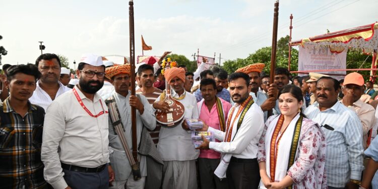 संत गजानन महाराज पालखीचे सोलापूर जिल्ह्यात प्रशासनाच्या वतीने स्वागत