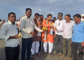 प्रशांत गायकवाड मित्र परिवाराच्या वतीने गजानन महाराज पालखी सोहळ्यतील वारकरी व भाविकांना केळी वाटप…