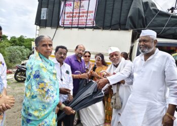 आषाढी वारीसाठी वारकरी भाविकांना छत्रीचे वाटप…