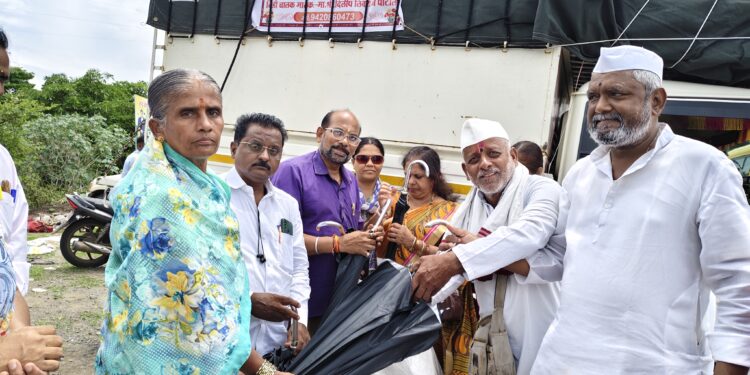 आषाढी वारीसाठी वारकरी भाविकांना छत्रीचे वाटप…
