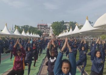 9 महाराष्ट्र बटालियन NCC, सोलापूर यांच्या वतीने आंतरराष्ट्रीय योग दिन उत्साहात साजरा…