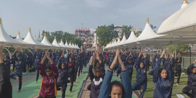 9 महाराष्ट्र बटालियन NCC, सोलापूर यांच्या वतीने आंतरराष्ट्रीय योग दिन उत्साहात साजरा…