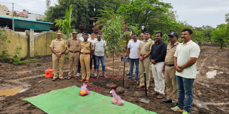 जागतिक पर्यावरण दिनानिमित्त विजापूर नाका पोलीस ठाण्यात १०१ झाडांची केली लागवड…