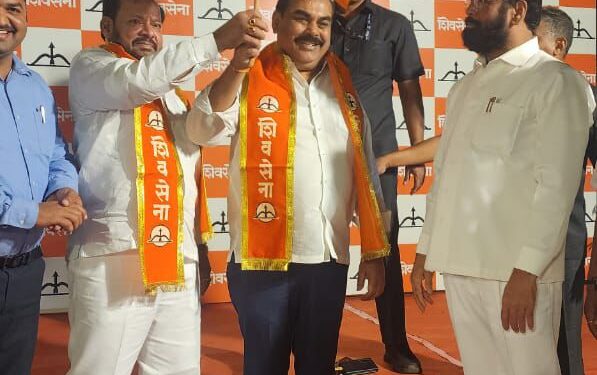 करमाळयाचे माजी आमदार जयवंतराव जगताप शिवसेनेत गेल्याने जिल्ह्याच्या राजकारणात एकच खळबळ
