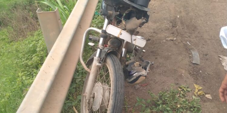 बलकरला दुचाकीची पाठीमागून जोरदार धडक पती पत्नी गंभिर जखमी