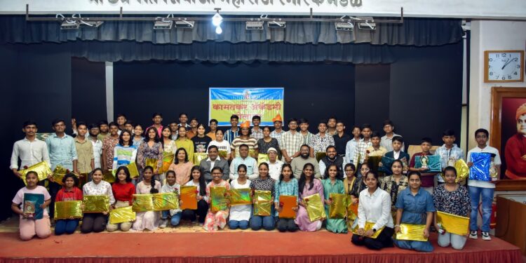 कामतकर क्लासेसचा पारितोषिक वितरण सोहळा…
