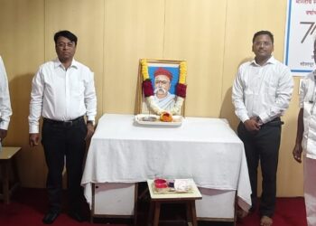 सोलापूर महानगरपालिकेच्या वतीने लोकमान्य टिळक यांच्या जयंतीदिनानिमित्त अभिवादन
