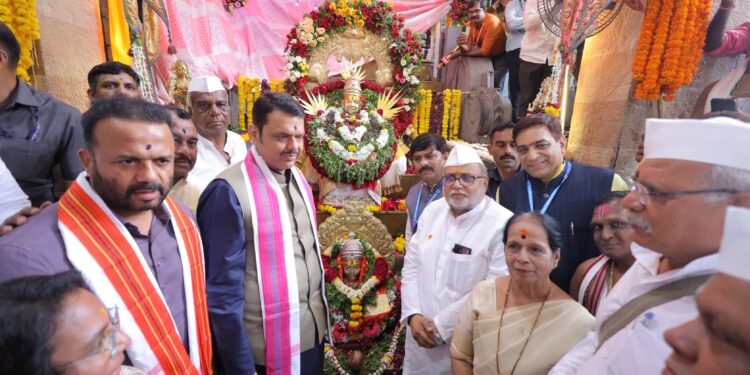 संत नामदेव महाराजांच्या पायरी येथे मुख्यमंत्र्यांच्या हस्ते महाआरती