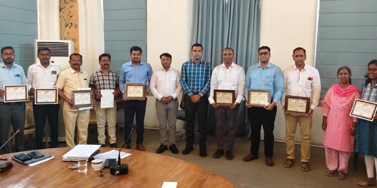सोलापूर महापालिकेत उत्कृष्ट काम करणाऱ्या अधिकाऱ्यांचा आयुक्तांनी केला गौरव…