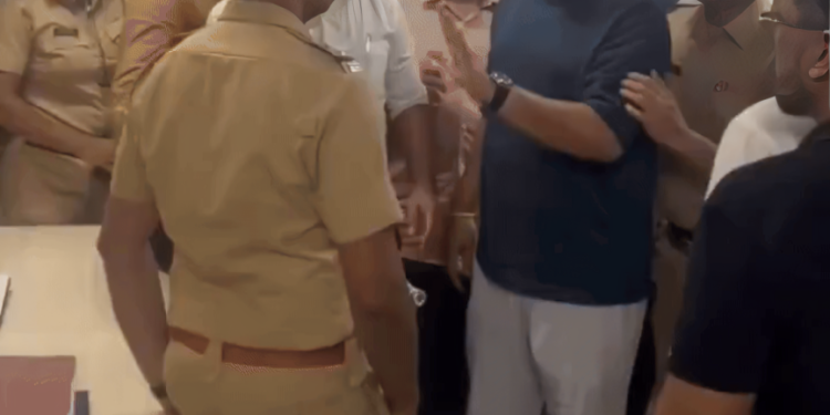 विधिमंडळाच्या लॉबीतील हाणामारी प्रकरण:रोहित पवारांविरोधात FIR दाखल; सरकारी कामात अडथळा, पोलिसांशी हुज्जत घातल्याचा आरोप