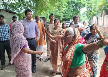 खासदार प्रणितीताई शिंदे यांनी दिली कुष्ठरोग वसाहतीला भेट
