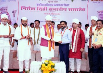 पालकमंत्री जयकुमार गोरे यांचे मनाचा मोठेपणा; जिल्हाधिकारी व सिईओ यांचा मुख्यमंत्र्यांच्या हस्ते सन्मान