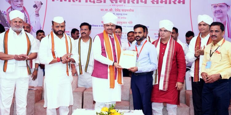 पालकमंत्री जयकुमार गोरे यांचे मनाचा मोठेपणा; जिल्हाधिकारी व सिईओ यांचा मुख्यमंत्र्यांच्या हस्ते सन्मान
