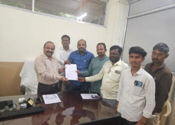 गोकुळ शुगर विरोधात शेतकऱ्यांनी दिले प्रादेशिक सहसंचालकांना निवेदन