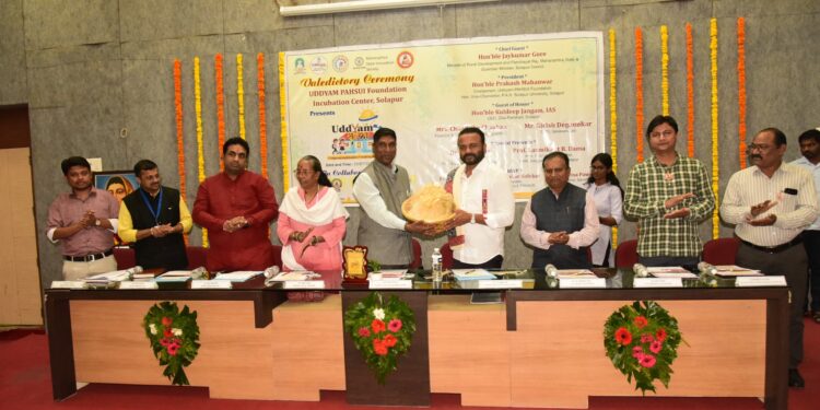 शिक्षकांनी विद्यार्थ्यांमधील कौशल्य शोधून त्यांना घडवावे: पालकमंत्री गोरे