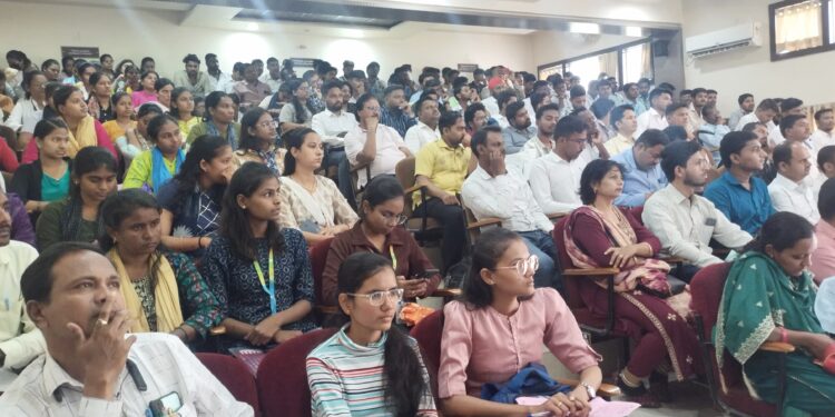 दयानंद महाविद्यालयात पंडित दीनदयाल उपाध्याय रोजगार मेळाव्यात १४२ उमेदवारांची निवड